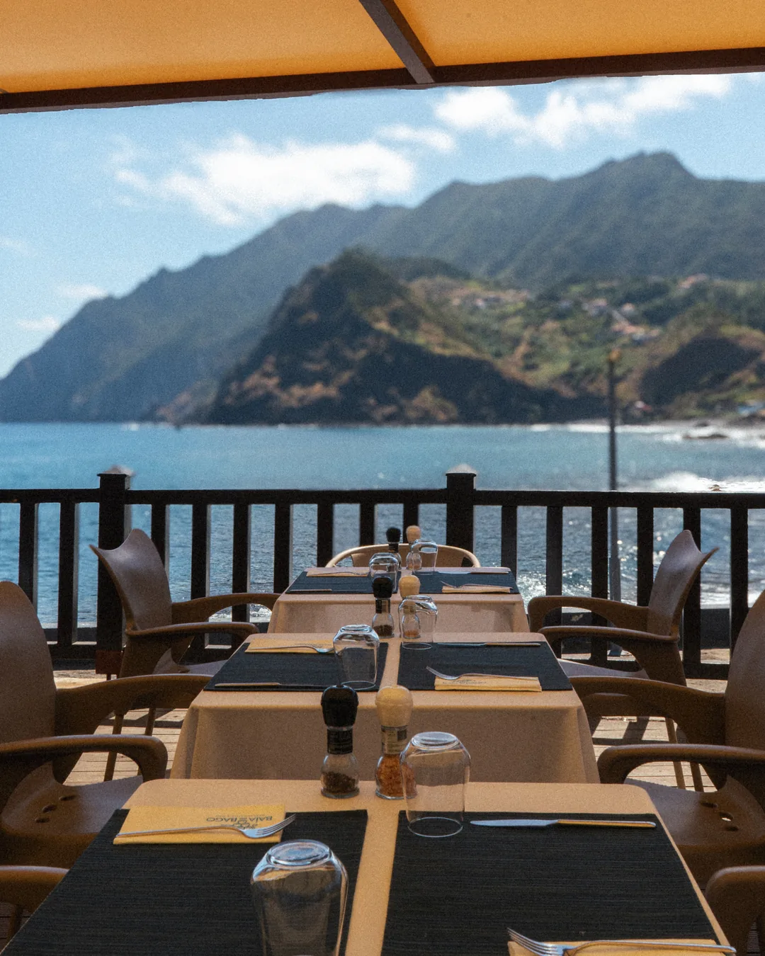 Esplanada do Restaurante Baía do Bago, com vista para o mar, no Porto da Cruz