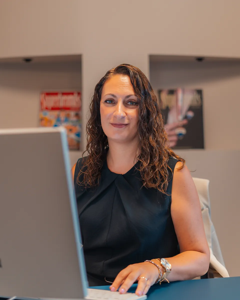 Bárbara Gonçalves, consultora Remax Elite, a trabalhar ao computador