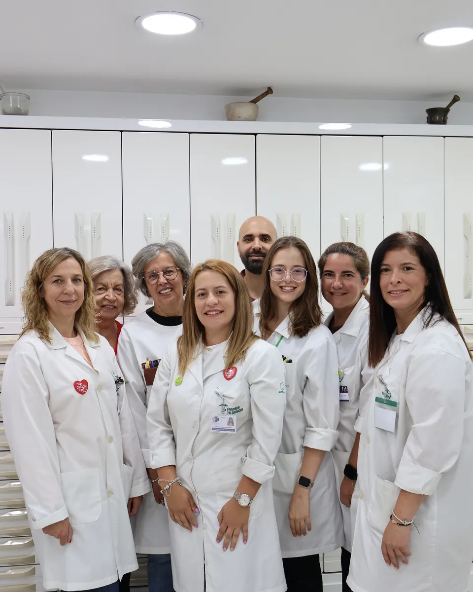 Equipa da Farmácia da Camacha dentro da farmácia