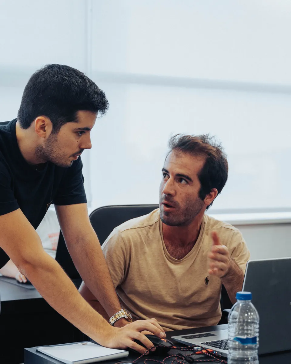 Formador da Forex Academy Club a acompanhar um aluno